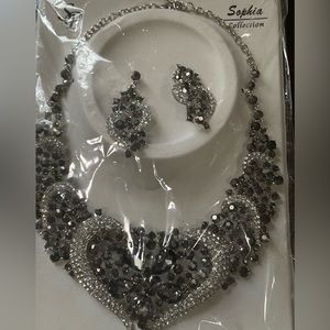 I am selling a necklace and earring set never worn